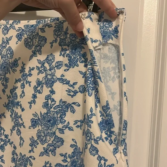 Blue and White Rose Floral Skirt 💖 - Picture 7 of 8